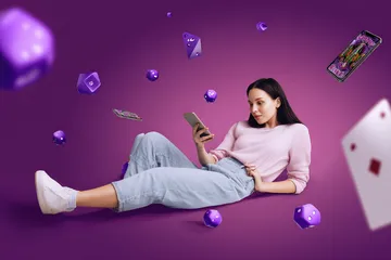 Slots A73 — Milhares de máquinas emocionantes esperam por você Uma mulher sorrindo perto de máquinas caça-níqueis brilhantes com símbolos de sorte, mostrando as emocionantes opções de slots do A73.